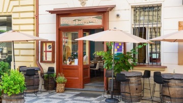 Have lunch at Ichnusa Bistro